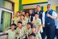 Bupati dan Wabup saat foto bersama peserta didik SMP Negeri Senduro