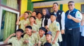 Bupati dan Wabup saat foto bersama peserta didik SMP Negeri Senduro