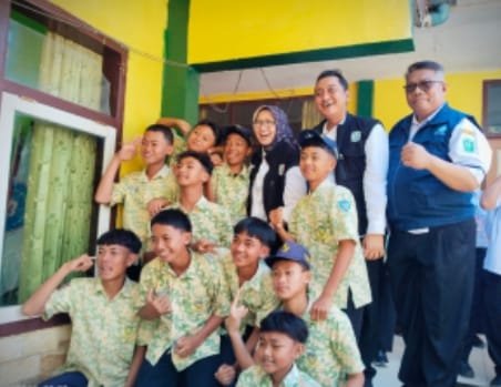 Bupati dan Wabup saat foto bersama peserta didik SMP Negeri Senduro