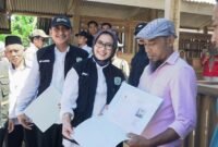 Bupati bersama Wabup saat menemui para peternak kambing Senduro