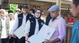 Bupati bersama Wabup saat menemui para peternak kambing Senduro