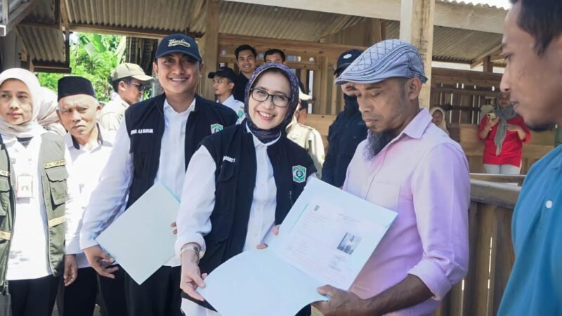 Bupati bersama Wabup saat menemui para peternak kambing Senduro