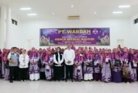 Bupati dan Wakil Bupati foto bersama dengan  jamaah umroh 