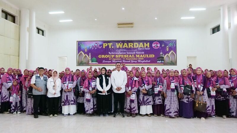 Bupati dan Wakil Bupati foto bersama dengan  jamaah umroh 