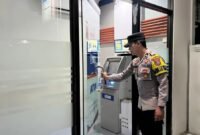 Anggota Polsek Kota saat mengecek mesin ATM salah satu Bank