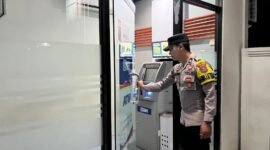 Anggota Polsek Kota saat mengecek mesin ATM salah satu Bank