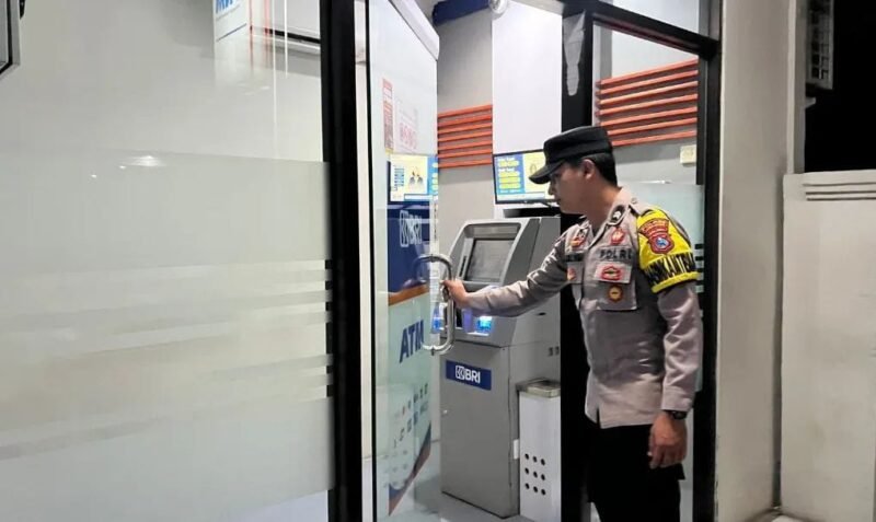 Anggota Polsek Kota saat mengecek mesin ATM salah satu Bank