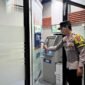 Anggota Polsek Kota saat mengecek mesin ATM salah satu Bank