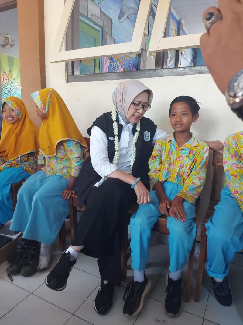 Bupati Lumajang Indah Amperwati saat berkunjung ke SD Negeri 6 Pasirian