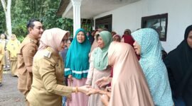 Bupati dan Wakil Bupati Lumajang saat menemui warga diacara Setor Madu di Kecamatan Pasrujambe