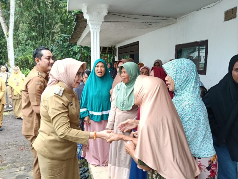 Bupati dan Wakil Bupati Lumajang saat menemui warga diacara Setor Madu di Kecamatan Pasrujambe