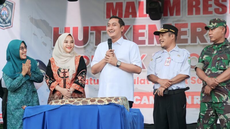 Wakil Bupati bersama ketua TP PKK Kabupaten Lumajang saat meninjau Bazar UMKM