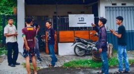 Polisi saat melakukan serangkaian olah Tempat Kejadian Perkara (TKP)