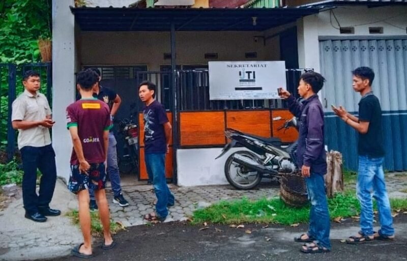 Polisi saat melakukan serangkaian olah Tempat Kejadian Perkara (TKP)