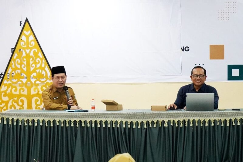 Kepala Dinas Kominfo Lumajang saat membuka  Bimtek 