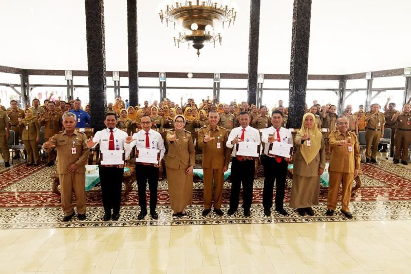 Bupati Lumajang foto bersama usai meluncurkan empat proyek perubahan dalam rangka Pelatihan Kepemimpinan Nasional Tingkat II Angkatan 12 2025