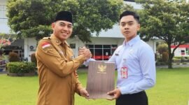 Sekda Agus Triyono saat menyerahkan SK CPNS Formasi 2024