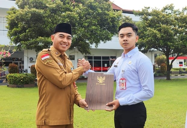 Sekda Agus Triyono saat menyerahkan SK CPNS Formasi 2024