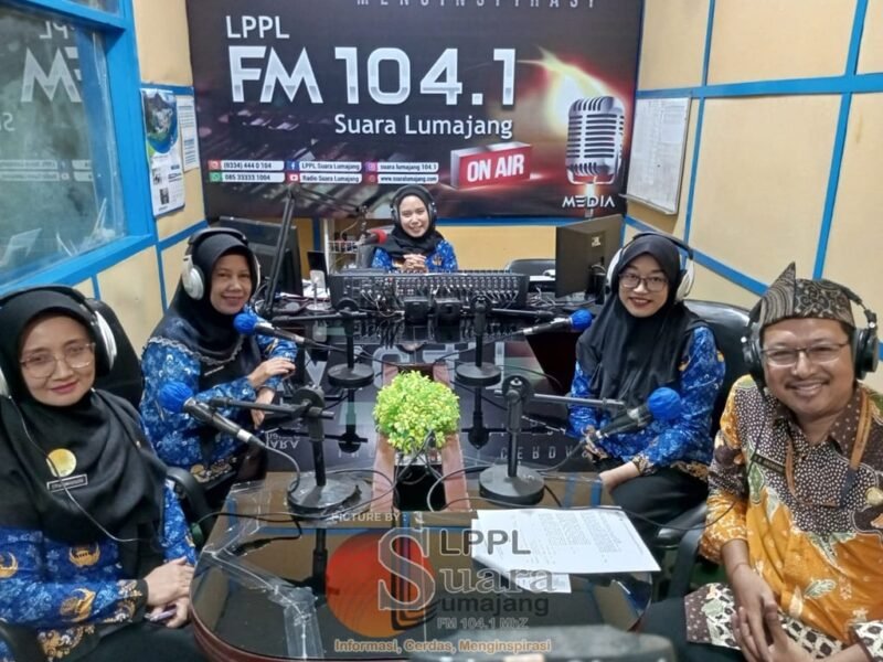 Foto bersama nara sumber Perkuat Layanan Korban Kekerasan Perempuan dan Anak