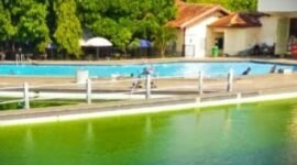 Kondisi air kolam renang Veteran berwarna hijau