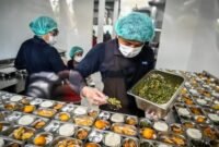 Petugas saat menyiapkan MBG