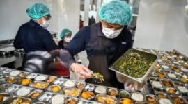 Petugas saat menyiapkan MBG