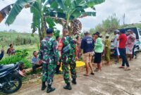 Petugas gabungan bersama warga usai mengevakuasi mayat korban