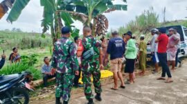Petugas gabungan bersama warga usai mengevakuasi mayat korban