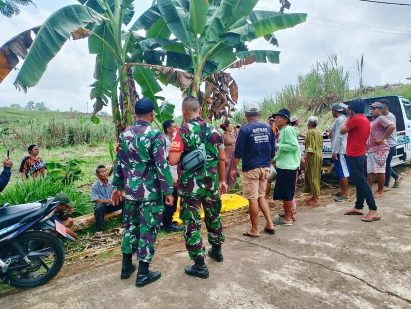 Petugas gabungan bersama warga usai mengevakuasi mayat korban
