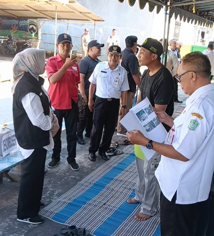 Bupati Lumajang saat bertemu dengan kelompok tani di Pasirian