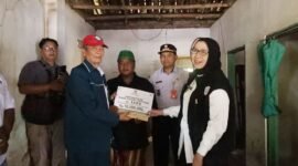 Bupati didampingi Baznas menyerahkan bantuan RTLH 