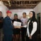 Bupati didampingi Baznas menyerahkan bantuan RTLH 