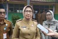 Bupati Lumajang saat dikonfirmasi sejumlah media terkait salah satu gedung sekolah yang rusak