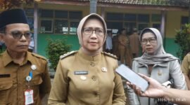 Bupati Lumajang saat dikonfirmasi sejumlah media terkait salah satu gedung sekolah yang rusak