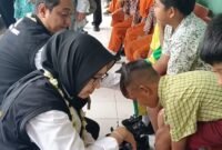 Bupati dan Wakil Bupati saat memberikan bantuan sepatu baru untuk puluhan peserta didik  SDN Kaliboto Lor 10