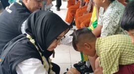 Bupati dan Wakil Bupati saat memberikan bantuan sepatu baru untuk puluhan peserta didik  SDN Kaliboto Lor 10