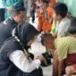 Bupati dan Wakil Bupati saat memberikan bantuan sepatu baru untuk puluhan peserta didik  SDN Kaliboto Lor 10