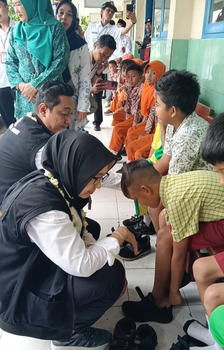 Bupati dan Wakil Bupati saat memberikan bantuan sepatu baru untuk puluhan peserta didik  SDN Kaliboto Lor 10