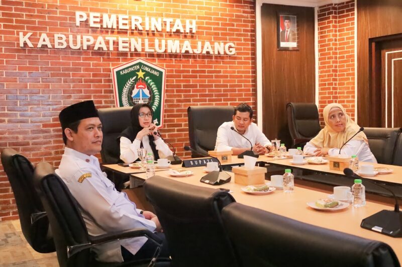 Bupati Lumajang saat membuka Forum Penyamaan Persepsi Arsitektur dan Peta Rencana SPBE