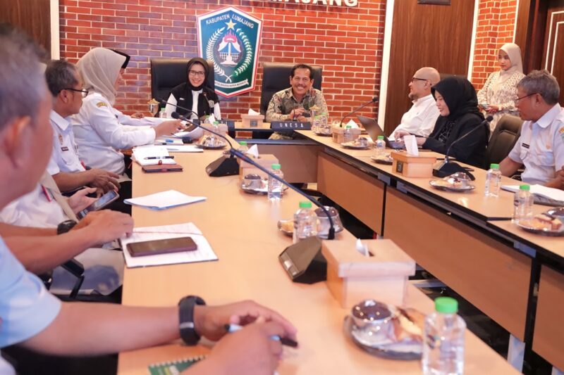 Bupati Lumajang saat rapat koordinasi dengan Unesa