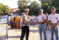 Kanit Kamsel Sat Lantas Polres Lumajang Ipda Yoyok Widarto saat melakukan program 