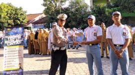 Kanit Kamsel Sat Lantas Polres Lumajang Ipda Yoyok Widarto saat melakukan program 