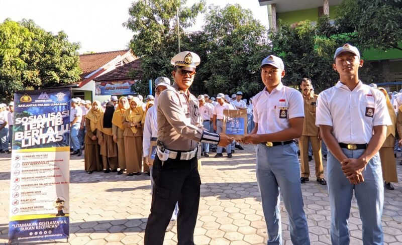 Kanit Kamsel Sat Lantas Polres Lumajang Ipda Yoyok Widarto saat melakukan program 