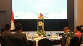 Bupati Lumajang Ir. Hj. Indah Amperawati, M.Si saat memberikan  sambutan diacara Customer Intimacy PLN UP3 Jember di Hotel Aston Lumajang 