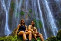 Wisatawan asing ketika menikmati keindahan alam air terjun Tumpak Sewu Pronojiwo