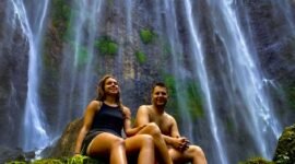 Wisatawan asing ketika menikmati keindahan alam air terjun Tumpak Sewu Pronojiwo