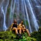 Wisatawan asing ketika menikmati keindahan alam air terjun Tumpak Sewu Pronojiwo