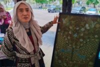 Sri Endah Dosen Unair saat menunjukkan batik khas Lumajangan