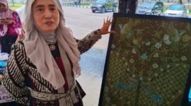 Sri Endah Dosen Unair saat menunjukkan batik khas Lumajangan