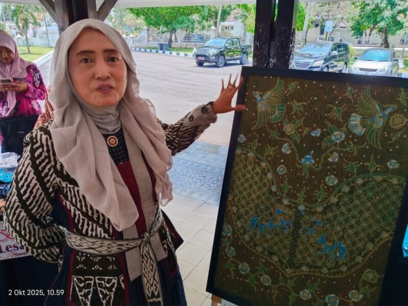 Sri Endah Dosen Unair saat menunjukkan batik khas Lumajangan